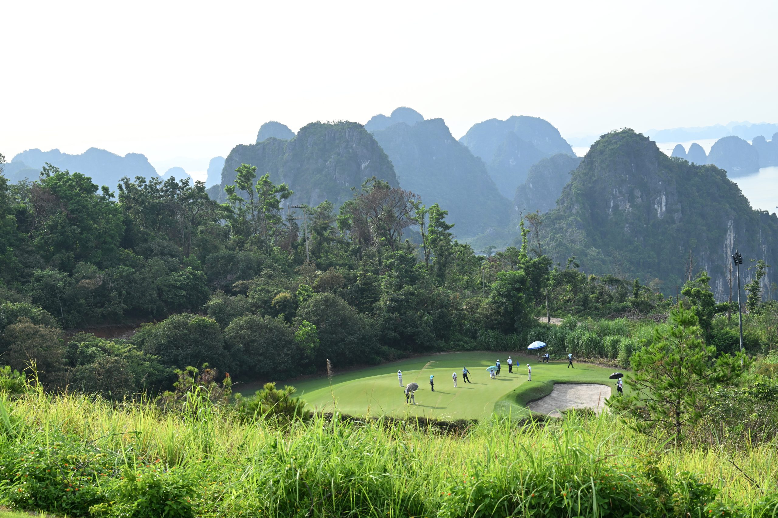 Toàn cảnh sân golf FLC Hạ Long nhìn từ trên cao với khung cảnh núi đá vịnh Hạ Long trong giải golf FLC WAGC Vietnam 2025.