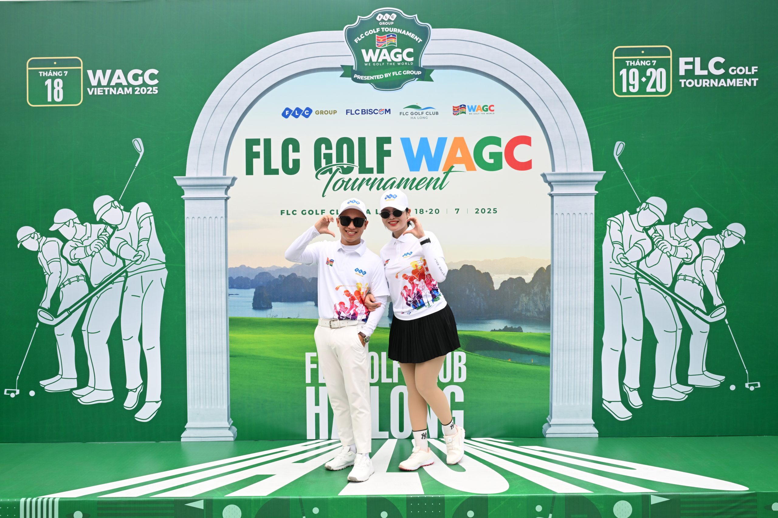 Hai golfer trẻ chụp hình lưu niệm với phông nền vịnh Hạ Long tại giải golf FLC WAGC Vietnam 2025.