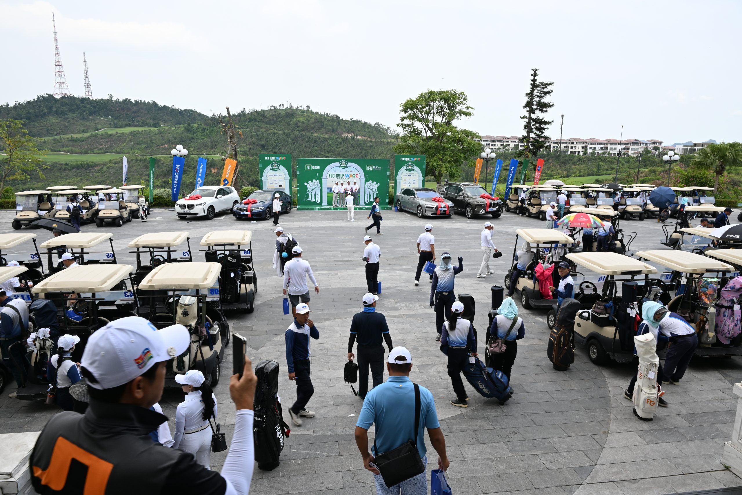 Khoảnh khắc thi đấu của các golfer tại sân FLC Hạ Long, nơi diễn ra vòng loại miền Bắc giải golf FLC WAGC Vietnam 2025.
